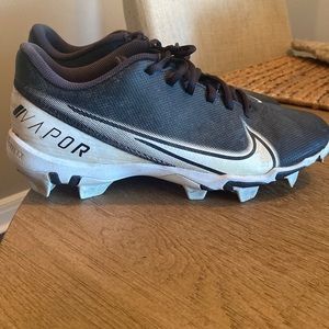 Pair of Nike vapor mens football cleats. Size 8